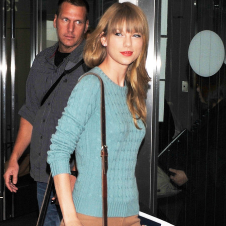 Taylor Swift shows us how to wear a colourful winter knit