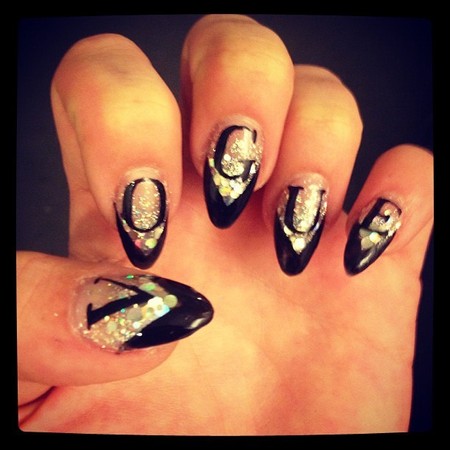 Kelly Osbourne shows off Vogue nails