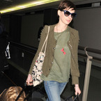 Anne Hathaway turns bag lady at Tokyo airport