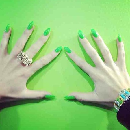 Jessie J's long green nails at The Voice