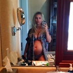 Jessica Simpson flaunts her baby bump