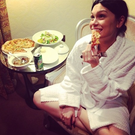 Jessie J eats pizza