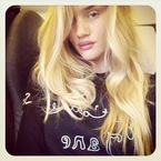 Rosie Huntington-Whiteley debuts new bleach blonde hair