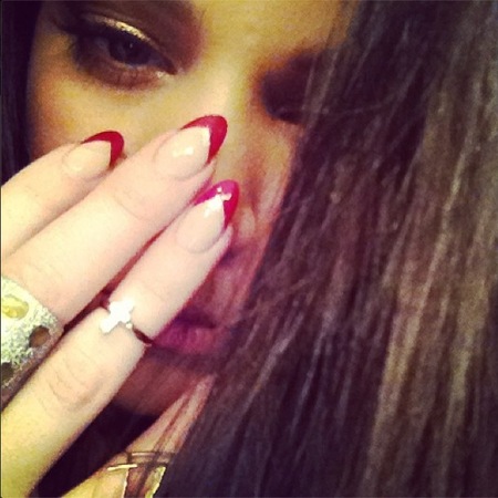 Khloe Kardashian does Lana Del Rey inspired nail art
