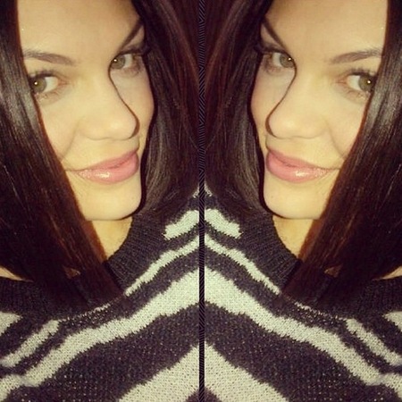 Jessie J does pink lips for spring beauty