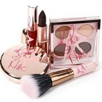 Rihanna hooks up with MAC to create makeup collection