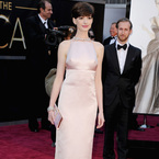 Anne Hathaway apologises for swapping Oscars dress