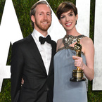 Anne Hathaway talks marriage & veganism at the Oscars