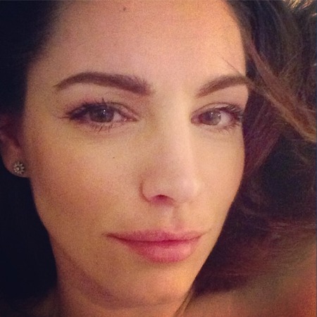 Kelly Brook does barely-there beauty before bed