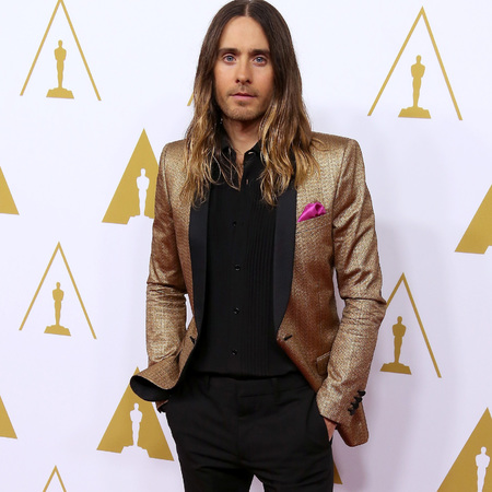 jared leto in ysl saint laurent gold blazer jacket - pink pocket square and purple socks - oscar nominees luncheon -celebrity fashion - handbag.com
