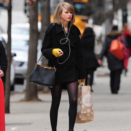 Taylor Swift with dolce and gabbana bag after restraining order on stalker fan - celeb news - shopping bag - handbag.com