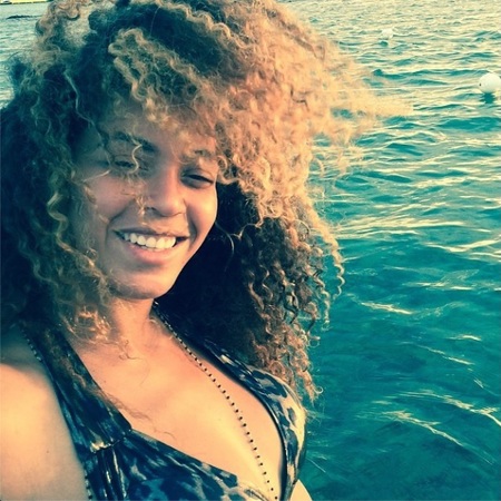 Beyonce - no make up selfie - instagram - no make up selfie gallery - day bag - how to feature - handbag.com