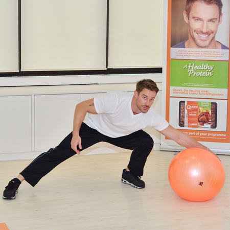 How to exercise at home thanks to Jessie Pavelka - Side lunge using the swiss ball - gym bag - handbag