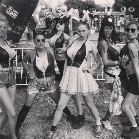 Suki Waterhouse at Glastonbury festival - celebrity spots at Glastonbury festival - instagram photos - fashion - shopping bag - handbag.com