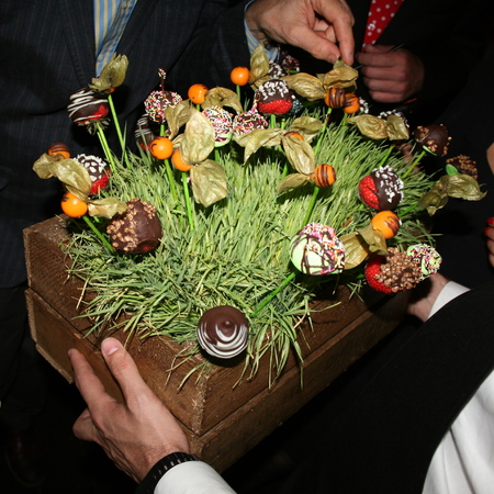 cake pop - how to plan a celebrity party - day bag - handbag